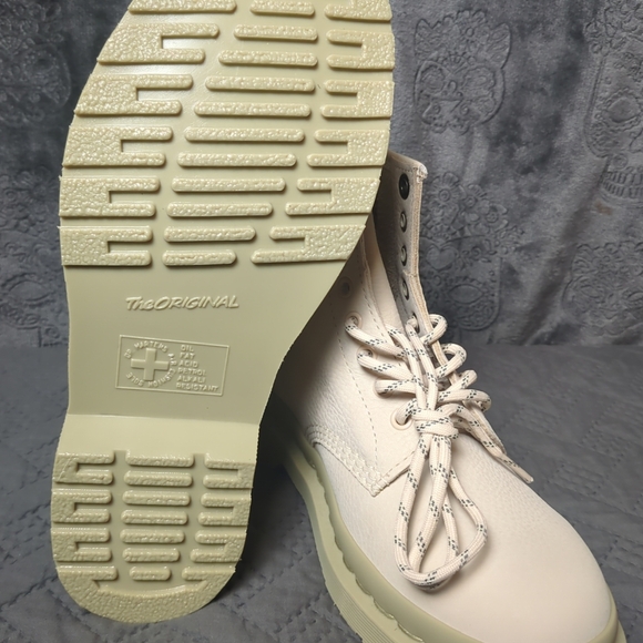 Doc Martens boot limited release sz 7 men 8 women - Picture 10 of 14